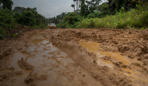 An MOH vehicle parked on the Sinoe road as LMH and CHT staff clear a path forward through the mud. Taken on the return trip to Zwedru following the opening of the clinic in Boe Geewon.
